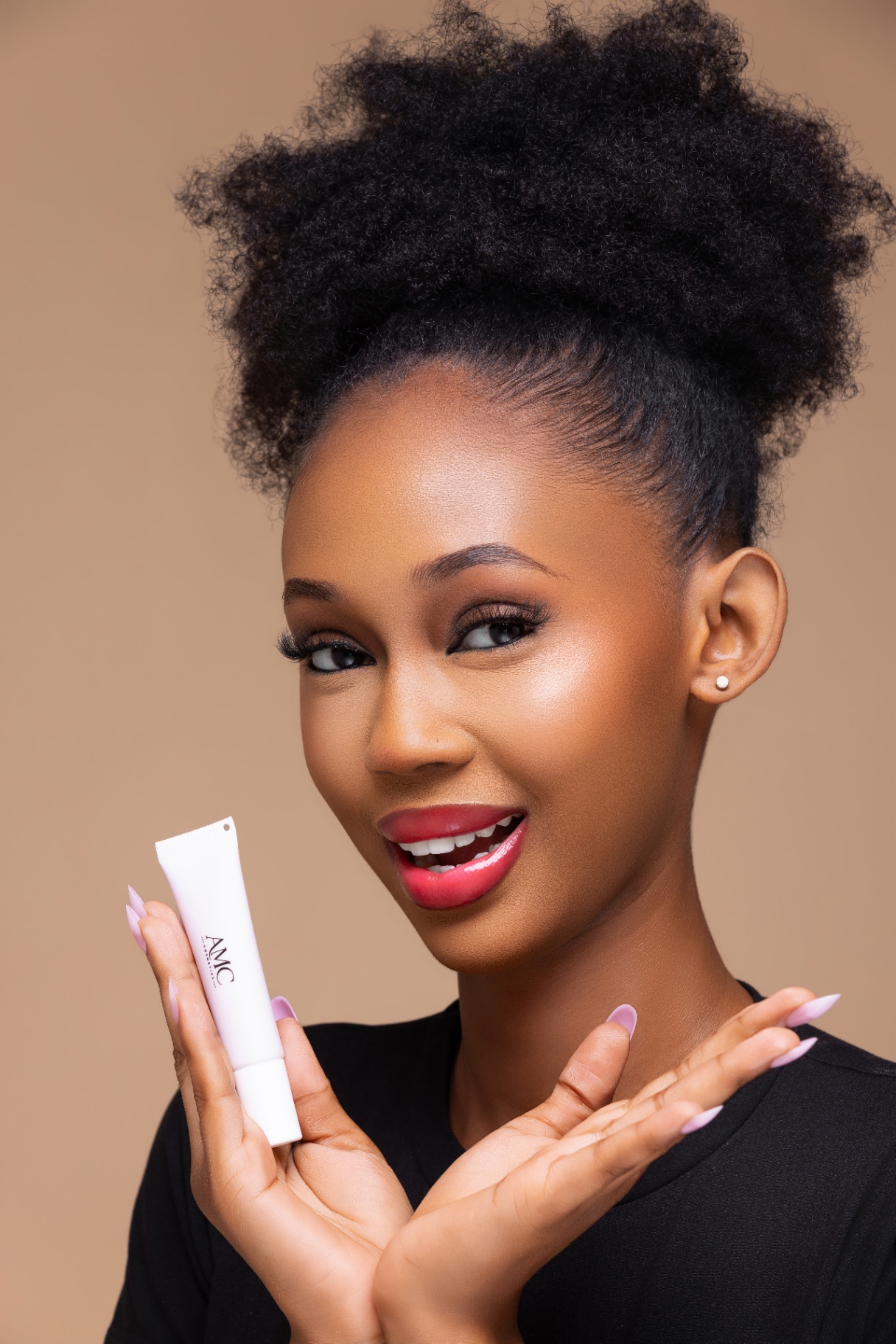 Modèle avec le gloss AMC Cosmetics